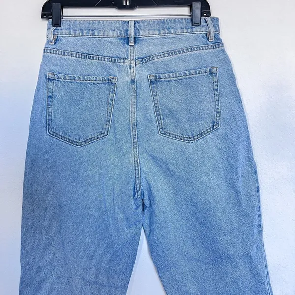 Pacsun Women's 100% Cotton High Rise Straight Mom Jeans in Light Wash‎ size 28 - Image 5