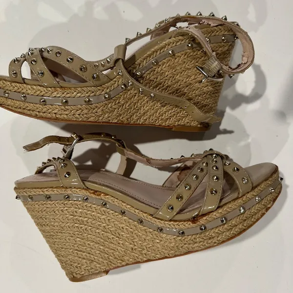 Vince Camuto Spiked, Tan, Patent Leather, Wedge Heels -‎ Size 7.5 - Image 8