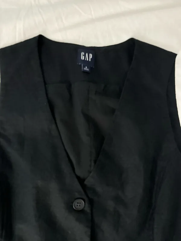 Gap Women’s Black Cropped Linen Vest  - Image 3