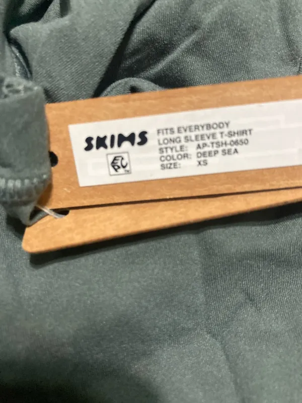 SKIMS Fits Everybody Long Sleeve T-Shirt XS - Image 4