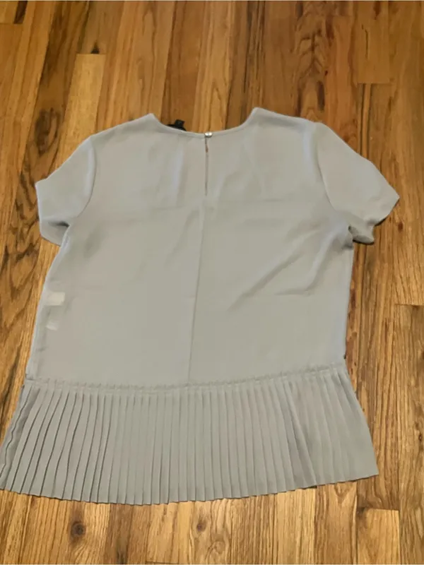 Banana Republic Size S Pleated Peplum Blouse Gray Short Sleeve - Image 3