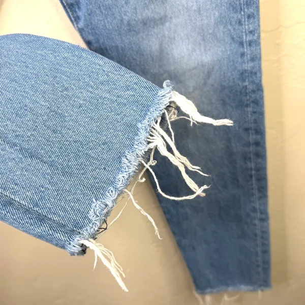 Levi's Medium Wash Denim Button Fly Wedgie Frayed Straight Ankle Jeans Size 24 - Image 4