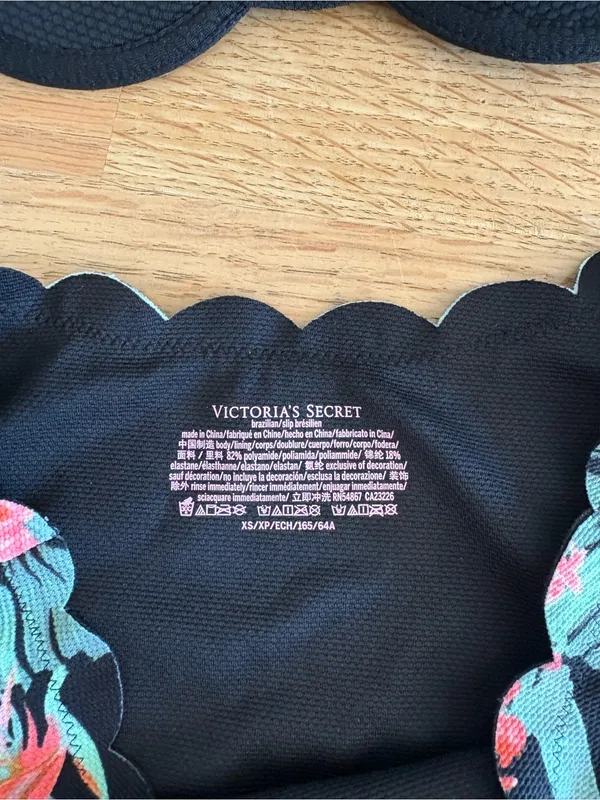 Victoria's Secret Old Navy Women's Black Bikini Top with Floral Scallop Bikini Bottom - Image 2