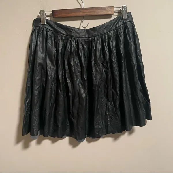 Aritzia Wilfred Le Fou Pleated Vegan Leather Skirt Black- Size 10 - Image 5