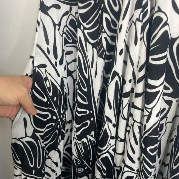 Black & White Leaf Print Tie-Strap jumpsuit with pockets size XL - Image 9
