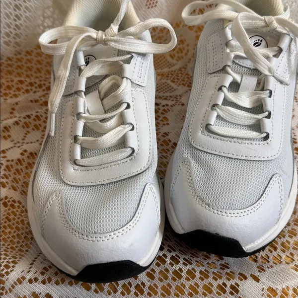 Earthing white low top lace up athletic shoes sz 6.5 - Image 3