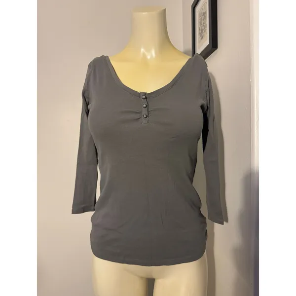 Guess size small grey long sleeve shirt v neck 3/4 sleeve 3 diamond rhinestones - Image 4