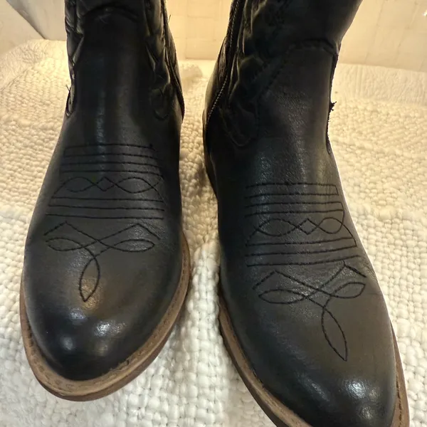 Coconuts by Matisse Black Ankle Boots - Image 2