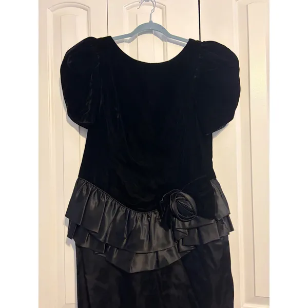 Vintage 1980s Black Velvet Evening Gown Puff Sleeve Ruffle‎ Skirt Formal Dress - Image 3