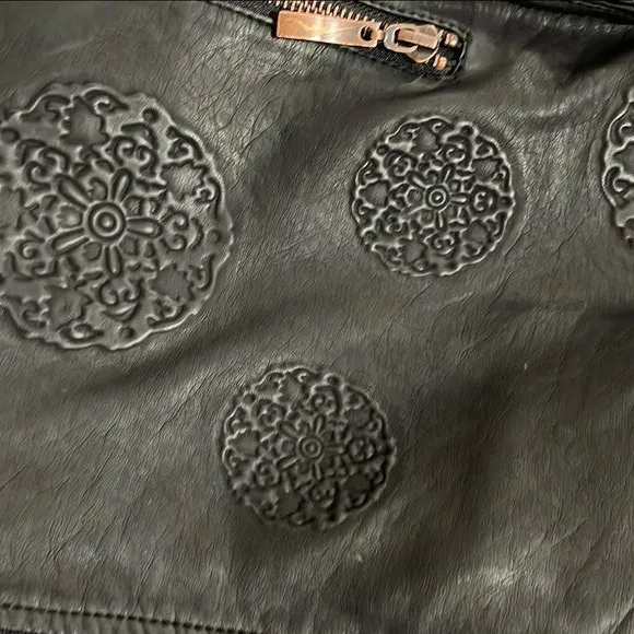 Montanaco‎ Black Women's medium faux leather Jacket with embossed design - Image 4