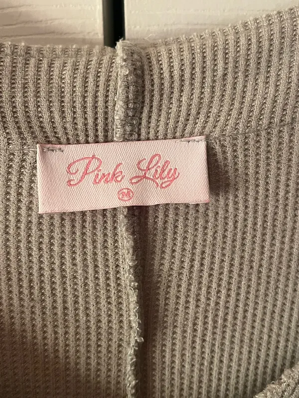 Pink lily v neck top - Image 2