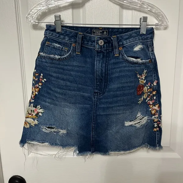 Abercrombie & Fitch‎ embroidered denim skirt size 25 - Image 2