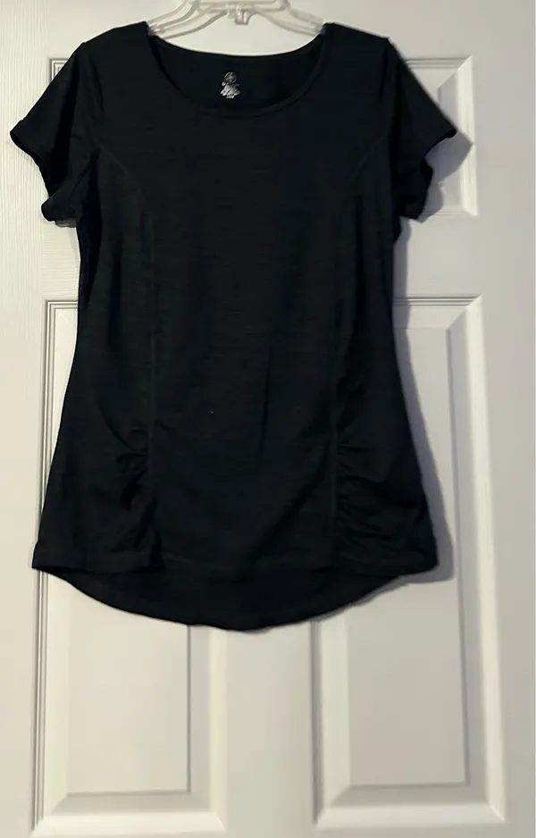 Gaiam woman’s Athletic Ruched performance top is a size medium. - Image 3