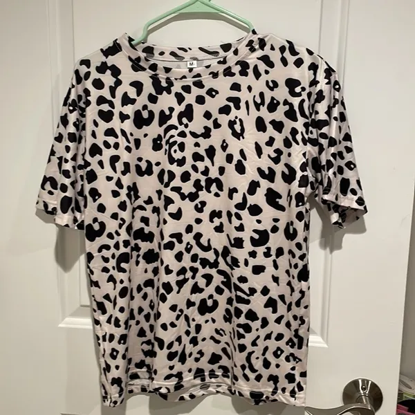Women's Leopard Print T-Shirt Animal Pattern Short Sleeve Tee Size medium - Image 3