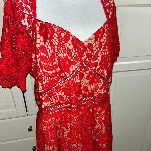 Boo-hoo plus premium lace tiered skater dress in red - Image 2