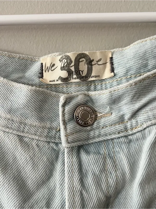 We The Free Women’s Light Wash Distressed Relaxed Jeans Size 30 - Image 6