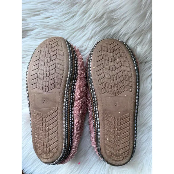 Ariat Cozy Pink Fuzzy Slippers Size XL - Image 4