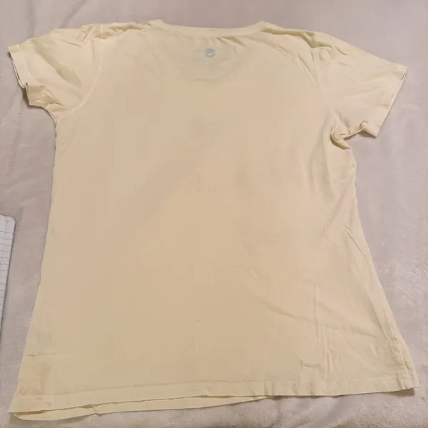 Life Is Good Crusher T-Shirt Womens M Simplify Yellow short Sleeve beach chair - Image 4