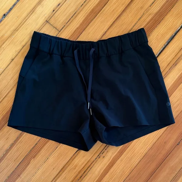 Lululemon On the Fly Short Woven 2.5" in Black Size 10 - Image 2