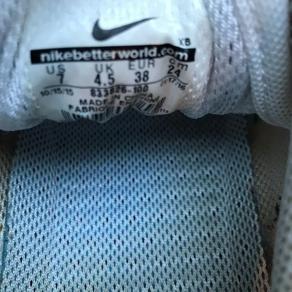 NIke Sneakers White Size 7 - Image 3