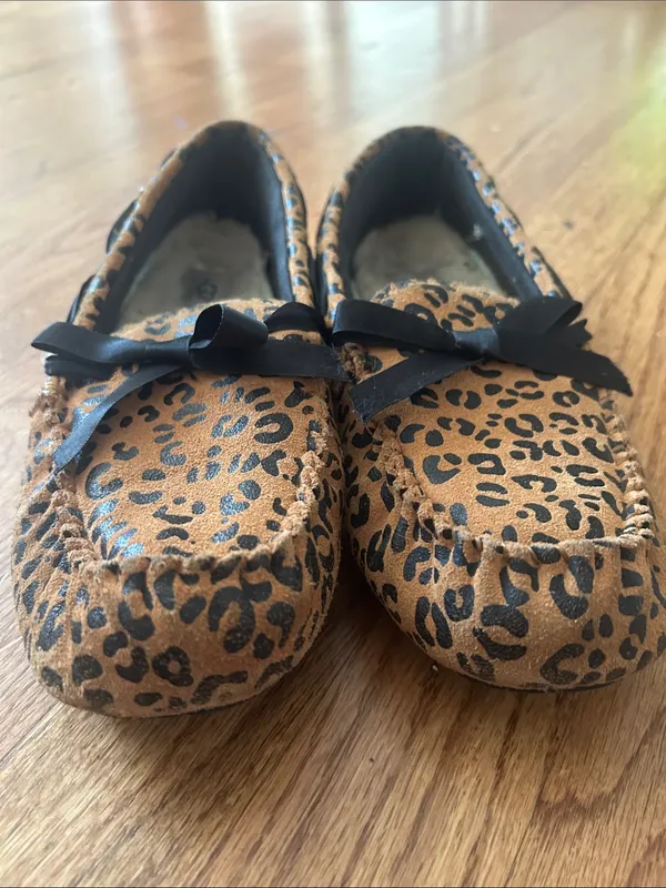Women’s UGG Dakota Leopard Bow slippers size 6 - Image 2