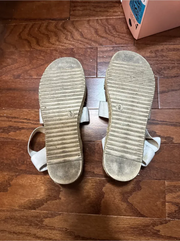 Cushionaire White Strappy Platform Sandals Size 9 - Image 7