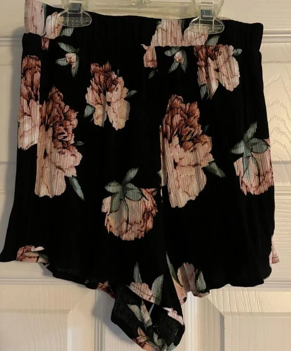 Flowy Women’s shorts in Flower print New! - Image 2