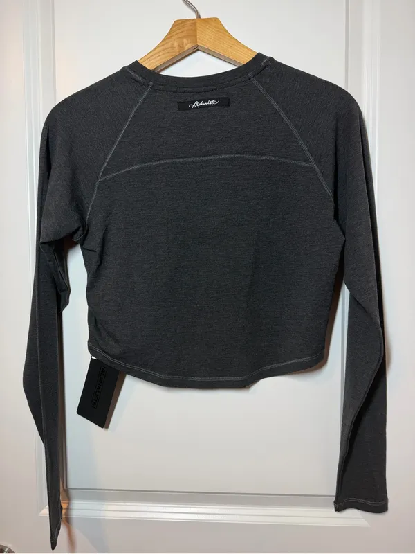 Alphalete Stratus Long Sleeve Crop Top in Charcoal Grey - Image 7