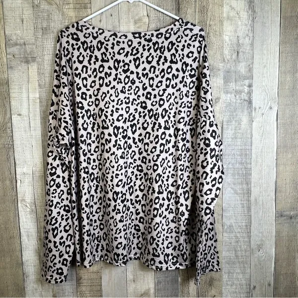 Voxget Animal Print Tan & Black Large V-Neck Long Sleeve V-Neck 1 Chest … - Image 2