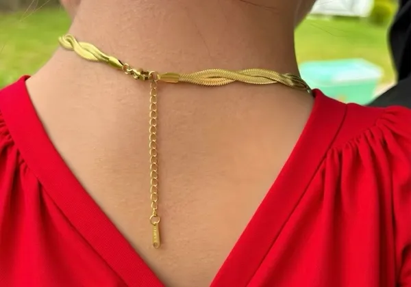 Vintage Style Twisted Gold Choker Necklace Minimalist Statement Jewelry - Image 2