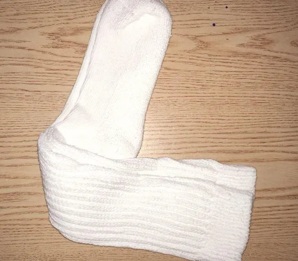 #4 NEW HOOTERS GIRLS UNIFORM WHITE XL LENGTH SCRUNCHIE SOCKS O/S with Flaw - Image 7