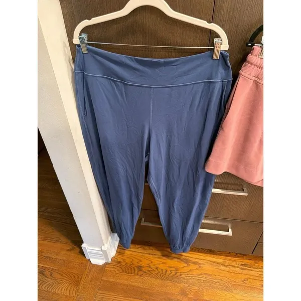 Lululemon women's 14‎ align joggers & Softstreme pink shorts - Image 5