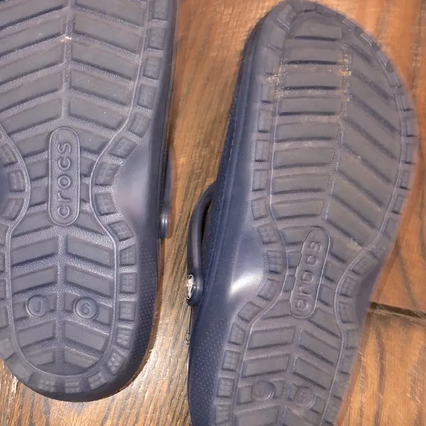 Crocs navy blue shoes size 6 - Image 5