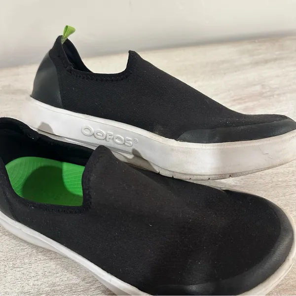 Oofos OOMG EEZEE Low Show Black and white size 7 - Image 9