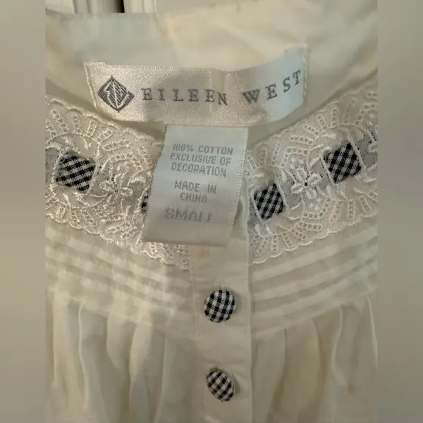 Ellen Tracy White Top with Lace and Button Accents - Image 3