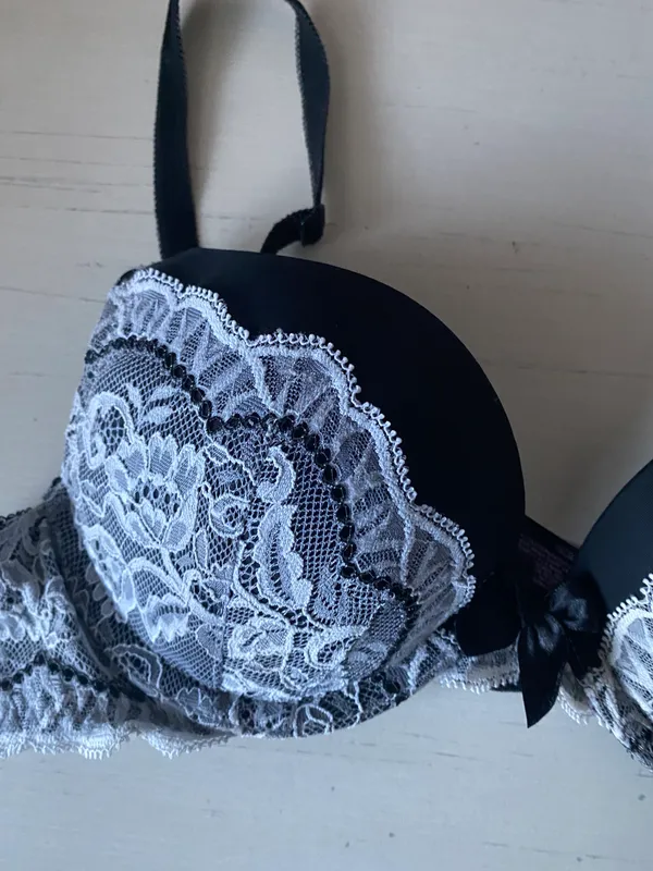 Y2k Victoria’s Secret black satin push up bra with white lace detailing 34A - Image 2