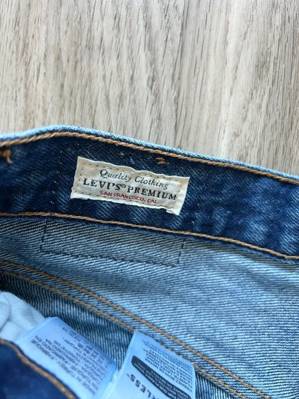 Levi's 501 Women's Distressed Denim Jean Shorts Dark Wash Size 25 - Image 4