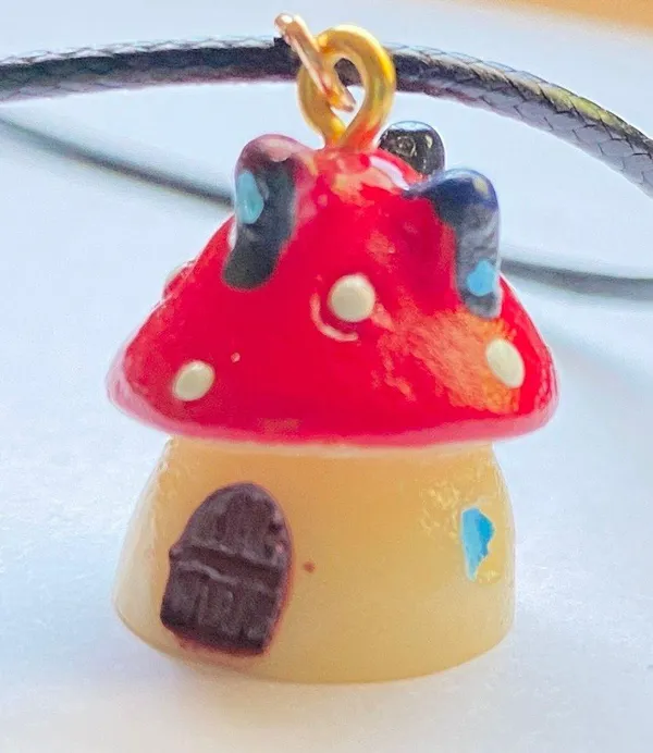 Kawaii y2k retro fairy cottage style miniature mushroom house necklace🍄💕 - Image 3