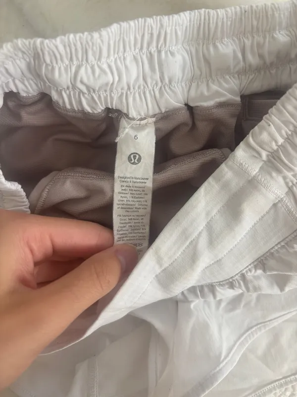 Lululemon Hotty Hot 2.5" Shorts Low-Rise - Image 2