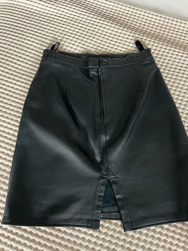 Aananda black leather mini skirt with zipper and button closure, size 8 #leather #mini - Image 3
