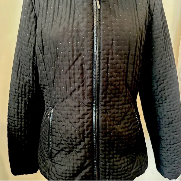 Black quilted jacket size medium full zipper - Image 5