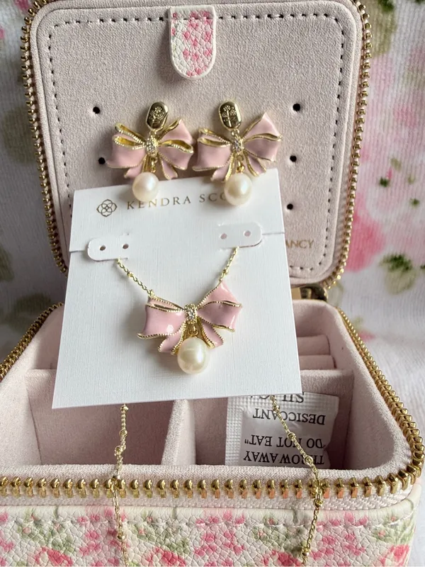 Kendra Scott x LoveShackFancy Pearl Bow Necklace and Earring Set - Image 6