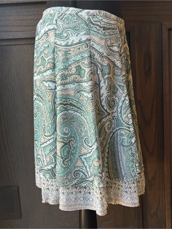 White House Black Market Green Paisley Lightweight Flowy skirt 8 nwt - Image 4