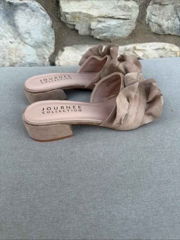 Journee Collection Taupe Ruffle sandals size 6 NEW - Image 2