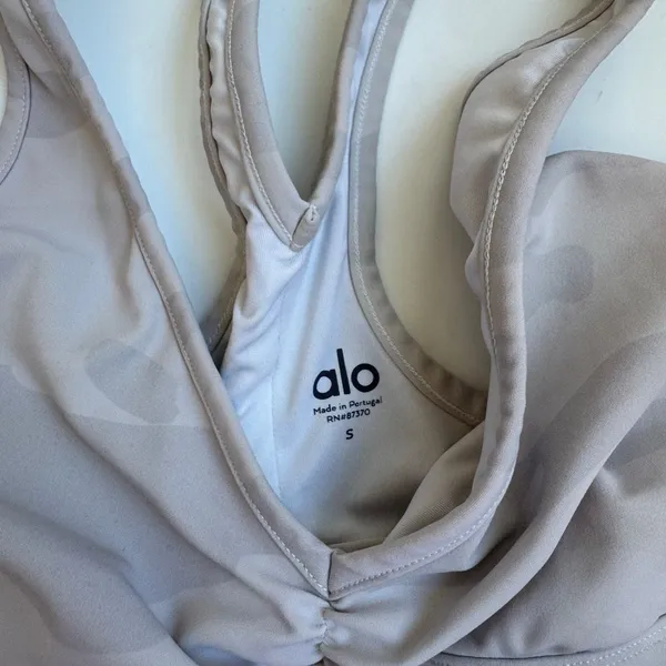 Alo Yoga Sport Bra Womens Small Wild Thing Ruched V Neck Athletic Racerback Camo - Image 3