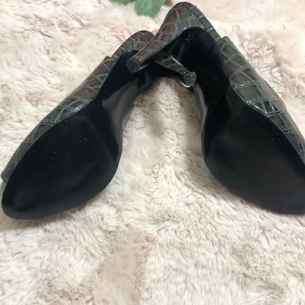 Nine West gray faux alligator material heels - Image 7