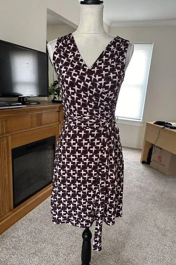 Women’s ShortSleeve Geometric Print Faux Wrap Stretch Dress Size Small Maroon - Image 2
