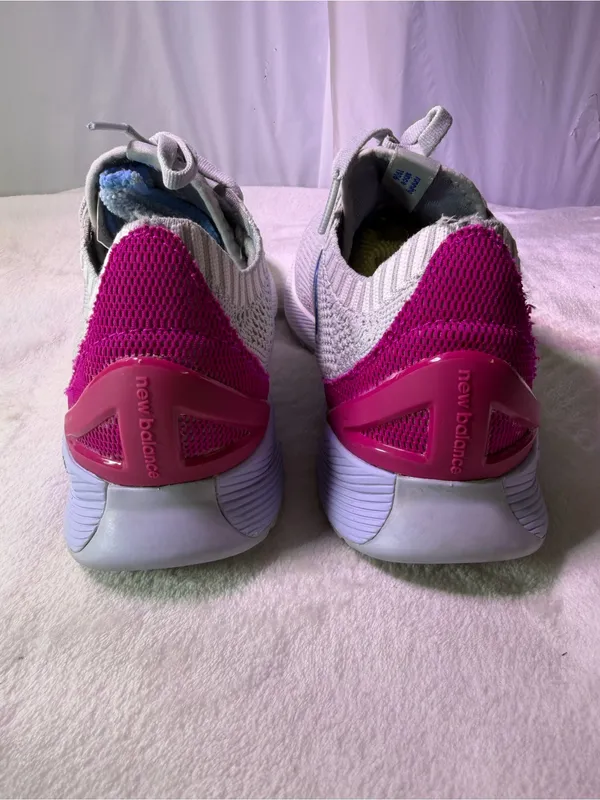 New Balance Women's Light Gray Running Shoe with Purple and Pink Accents - Image 7