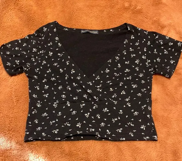 Brandy Melville Blue Floral Crop Top - Image 4