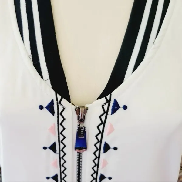 Gimmicks by BKE Embroidered Geometric Pattern Sleeve Bomber Jacket L - Image 11